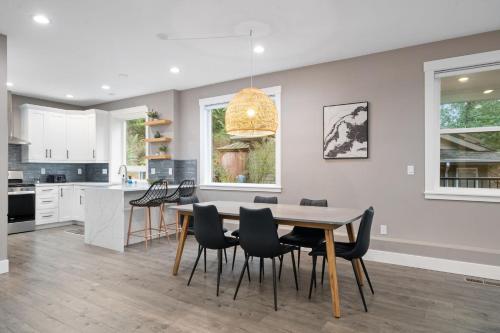 a kitchen and dining room with a table and chairs at Casa Belli in Bellingham