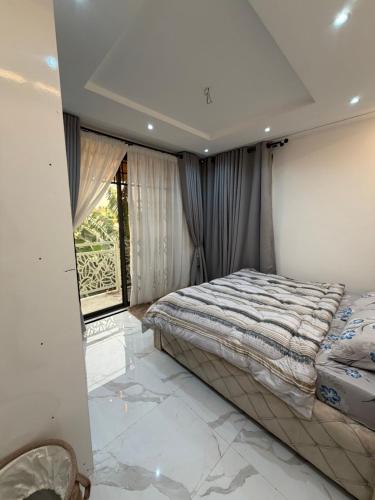 Llit o llits en una habitació de Ritz Apartment