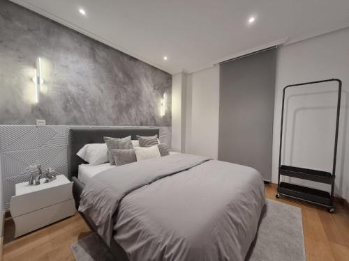 a bedroom with a large bed and a large mirror at Mercurio Blanco-Zona Catedral in León
