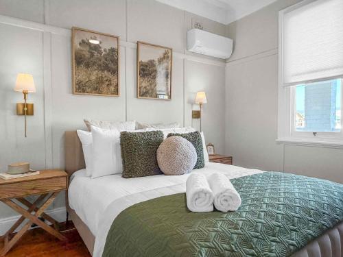 a bedroom with a bed with towels on it at Aveline Cottage in Cessnock