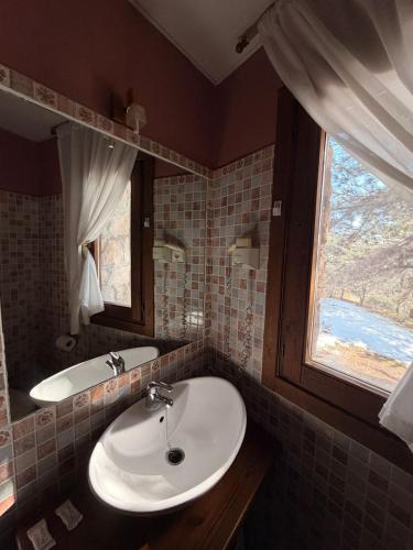 a bathroom with a sink and a tub and a window at Centro Budista de Meditación Kadampa in Mataelpino