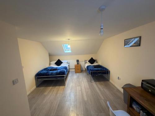 a bedroom with two beds in a room at Town Centre Studio with Ensuite in Aylesbury
