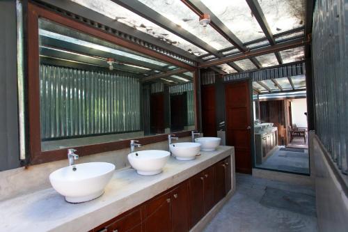 a group of three sinks in a bathroom at Alun Hostel in San Felipe