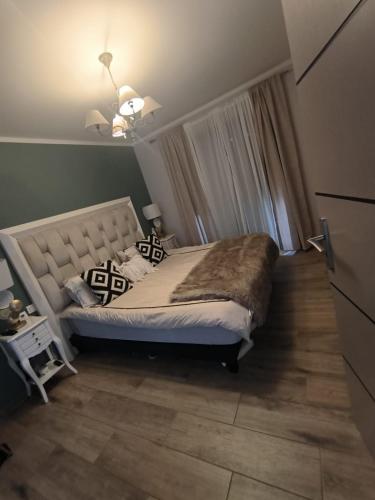a bedroom with a large bed with a window at Jolie villa in Piolenc