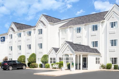 ロンドンにあるMicrotel Inn & Suites by Wyndham Londonの白い大きな建物