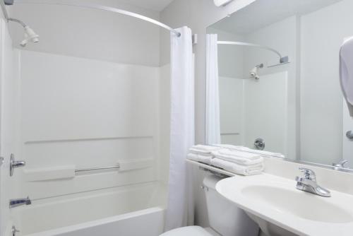 Microtel Inn & Suites by Wyndham Londonにあるバスルーム