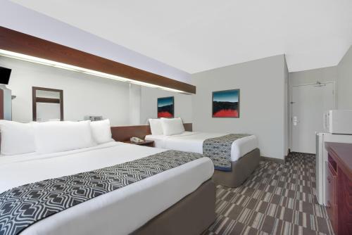 Microtel Inn & Suites by Wyndham Londonにあるベッド