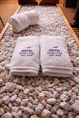 a couple of towels sitting on top of rocks at San José Hotel Boutique & Spa in La Ligua