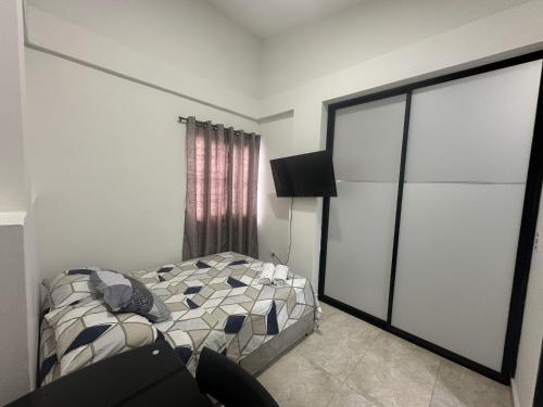 a bedroom with a bed and a window at San Luis Apartamento 302 Cúcuta in Cúcuta