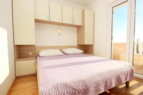 Apartment Novalja 9403b