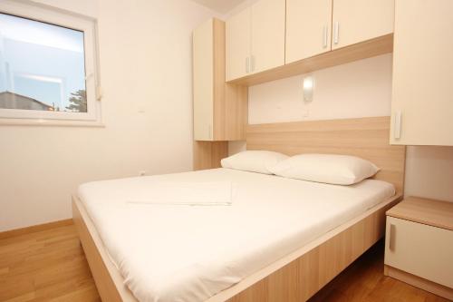 Apartment Novalja 9403c
