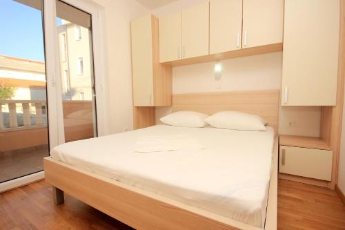Apartment Novalja 9403c