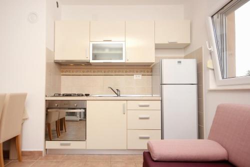 Apartment Novalja 9403c