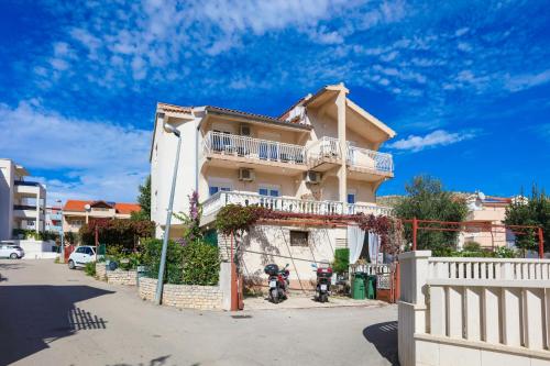 Apartments with parking space Grebastica - Sibenik - 24821