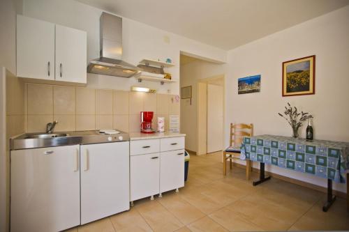 Apartments with parking space Hvar - 25169