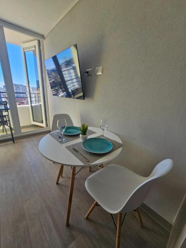 a dining room with a table and chairs and a window at Modern fully equipped studio with parking in Concepción