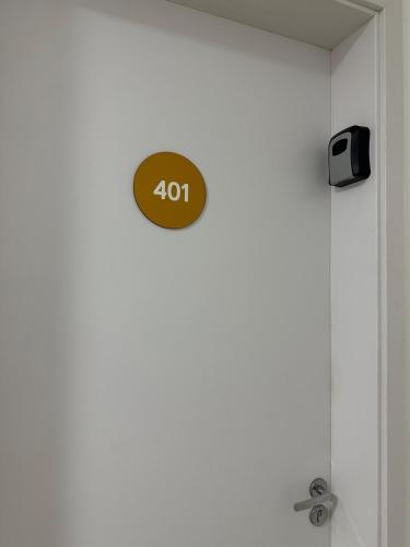 a door with a mph sign on it at Vila Estrela in Ponta Grossa