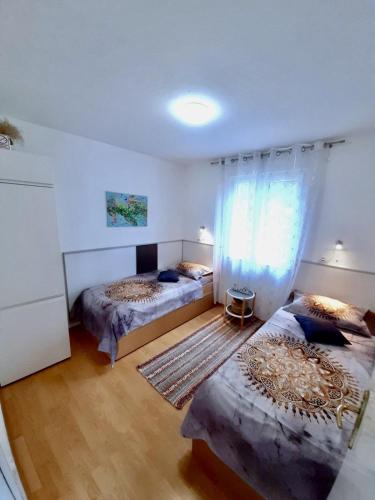 Apartments with parking space Supetar, Brac - 15017