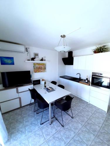 Apartments with parking space Supetar, Brac - 15017