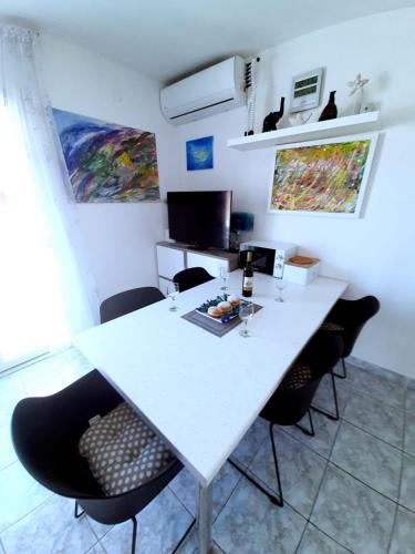 Apartments with parking space Supetar, Brac - 15017
