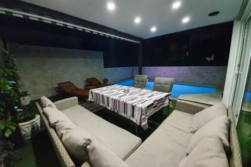 Seaside family friendly house with a swimming pool Rogoznica - 25216