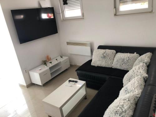 Seaside family friendly house with a swimming pool Rogoznica - 25216