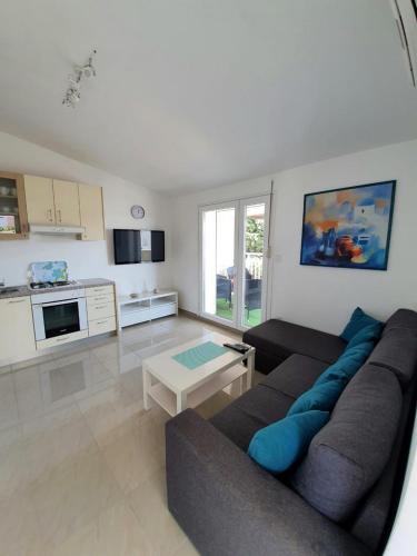 Seaside family friendly house with a swimming pool Rogoznica - 25216