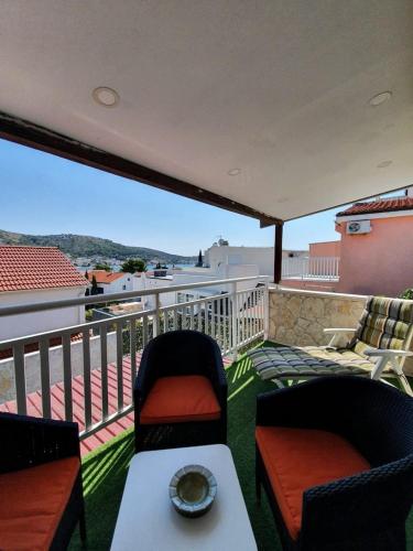 Seaside family friendly house with a swimming pool Rogoznica - 25216