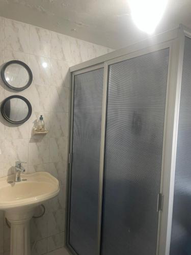 a bathroom with a shower and a sink at Casa Perfectamente Ubicada in Tampico