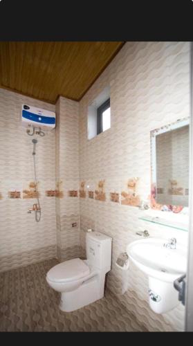 a bathroom with a toilet and a sink at Linda Home in Phường Chày
