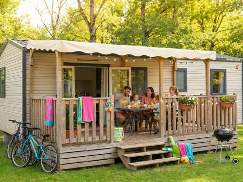 Mobil-home 6 pers. - Terrasse au Camping Saint-Gérons - API-1-52-1317