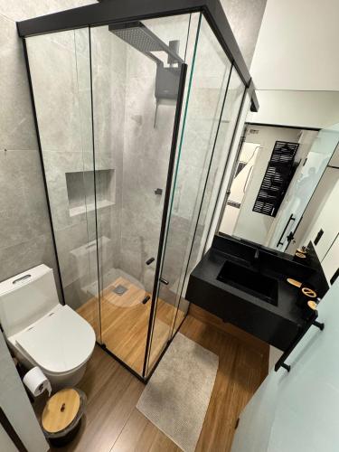 a bathroom with a shower and a toilet and a sink at 2Studio no centro, aconchegante no coração da cidade, UFLA - UNILAVRAS in Lavras