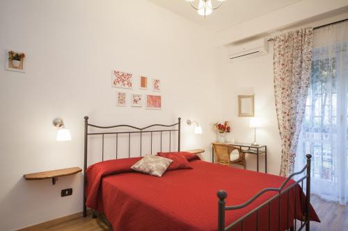 een slaapkamer met een rood bed en een rode deken bij Anthea in Napels