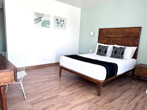 a bedroom with a bed and a wooden desk at Hotel La Siesta, Gomez Palacio in Gómez Palacio