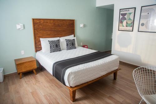 a bedroom with a bed and a chair in it at Hotel La Siesta, Gomez Palacio in Gómez Palacio