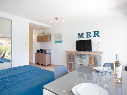 Studio Climatisé Proche Plage et Commerces avec Balcon, Wi-Fi et Parking
