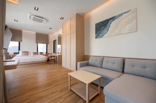 a living room with a couch and a bed at Mövenpick Pool Villa6BR-NEW2025- in Na Jomtien