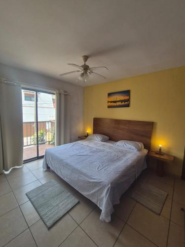 a bedroom with a large bed and a window at Amplio depto en el corazón comercial de Boca in Veracruz