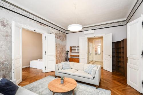 Stylish old town 2 bedroom apt new Presidential castle
