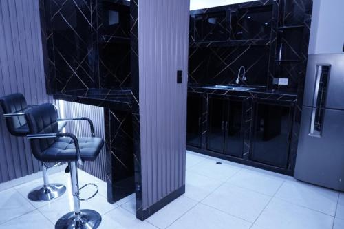 a black room with a chair and a sink at Hotel Gool De Guerron in Quito
