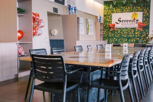 a dining room with a table and chairs at Serenity Busay Room 1 in Cebu City
