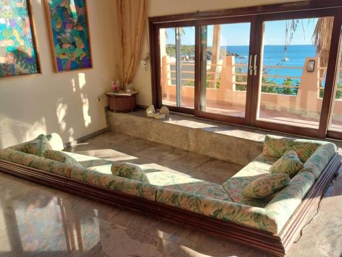 Little Bay Views 5 BR Villa 2 Poolside Studios