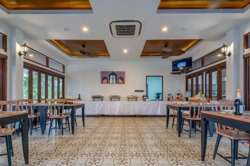 una grande sala per banchetti con tavoli e sedie di Lanna Deer Chiang Mai a Chiang Mai
