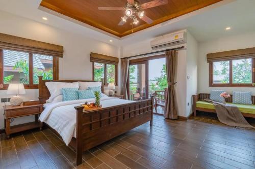 una camera da letto con un letto e un ventilatore a soffitto di Lanna Deer Chiang Mai a Chiang Mai