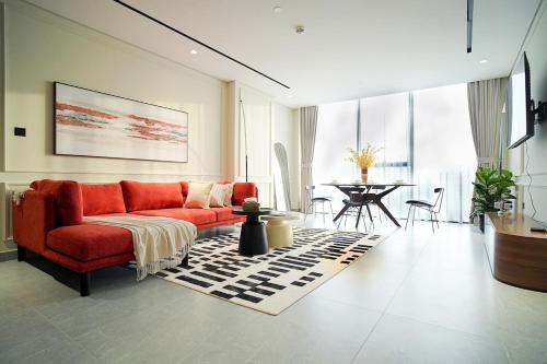 Designer 1BR Study DIFC Skyline View Pool Gym