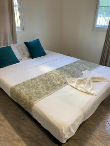 Un pat sau paturi într-o cameră la Mo'Passa Suite