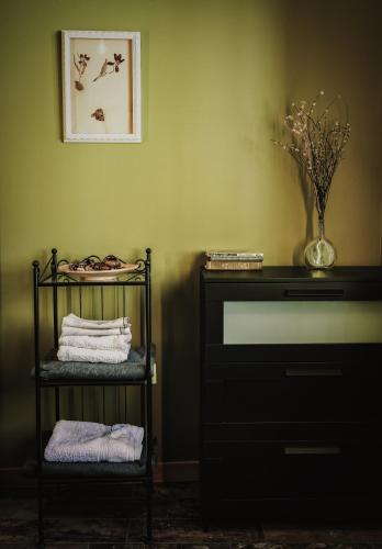a room with a black dresser and a shelf with towels at Gnishik Eco Lodge in Gnishik