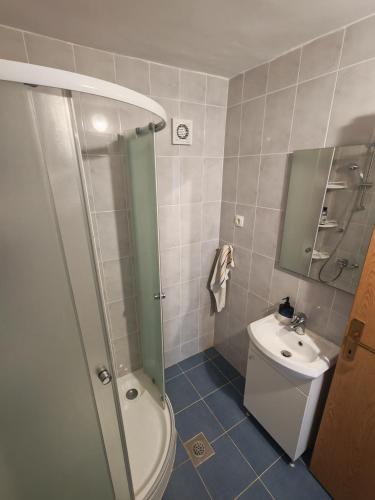 Progon House tesisinde bir banyo