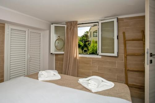 a bedroom with two beds and a window at Casa Govino - Dolce fare niente in Danilia