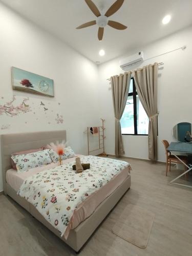 a bedroom with a bed and a ceiling fan at 4 Seasons Homestay in Kuantan